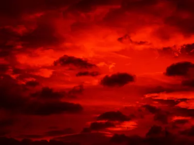 Bright red sunset. Dramatic evening sky with clouds. Fiery skies with space for design. Magic fantasy sky. War, battle, terror, world apocalypse, horror concept. / Foto: Natalya Bosyak