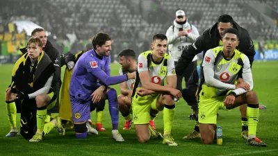 Soccer Football - Bundesliga - VfL Wolfsburg v Borussia Dortmund - Volkswagen Arena, Wolfsburg, Germany - February 7, 2026 Borussia Dortmund's Nico Schlotterbeck celebrates after the match with Jobe Bellingham and Gregor Kobel REUTERS/Carmen Jaspersen DFL REGULATIONS PROHIBIT ANY USE OF PHOTOGRAPHS AS IMAGE SEQUENCES AND/OR QUASI-VIDEO.