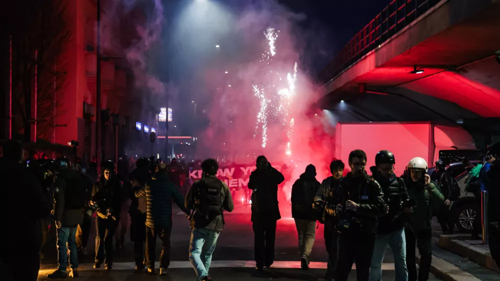 07 February 2026, Italy, Mialn: People clash with police officers during a protest against the Milan Cortina 2026 Winter Olympic Games. Photo: Alessandro Bremec/IPA via ZUMA Press/dpa