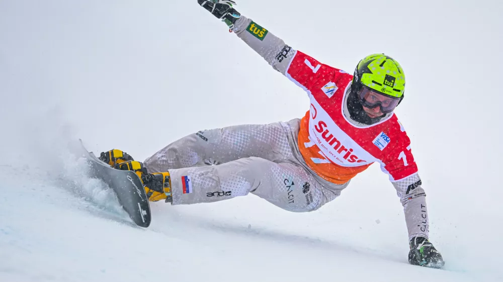 Tim Mastnak of Slovenia in action, during the qualifying round of the FIS Alpine Snowboard Parallel Giant Slalom race, Saturday, Jan. 10, 2026, in Scuol, Switzerland. (Gian Ehrenzeller/Keystone via AP)