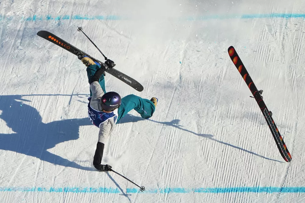 Switzerland's Nils Rhyner crashes and loses a skie during men's freestyle skiing slopestyle qualifications at the 2026 Winter Olympics, in Livigno, Italy, Saturday, Feb. 7, 2026. (AP Photo/Lindsey Wasson)