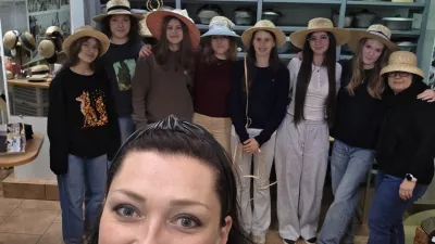 Ana Cajhen v družbi srednje&scaron;olk, ki so sodelovale na delavnici. 