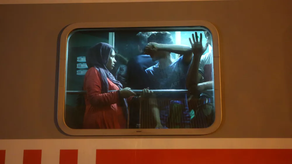 - 17.09.2015 - Hrva&scaron;ka - hrva&scaron;ko-srbska meja - mejni prehod Tovarnik - Begunci na prenatrpanem vlaku - vlak - železni&scaron;ka postaja-    - Begunci 2015 - migracije po zahodni balkanski poti - migracijska pot beguncev iz Sirije, Afganistana in Iraka čez Balkan proti zahodni Evropi - evropska begunska kriza - migranti -  //FOTO: Bojan Velikonja