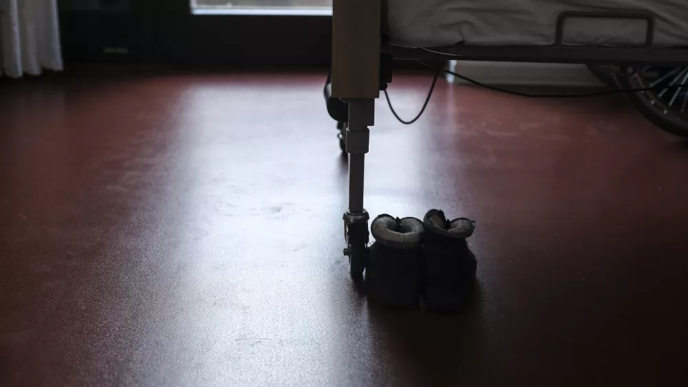 - simbolična fotografija - pokojninska reforma - starej&scaron;i občani - me&scaron;čani - starej&scaron;i &ndash; starostniki &ndash; staranje &ndash; starost - upokojenci &ndash; pokojnine - stari &ndash; mladi - - 26.05.2016 - Dom starostnikov dr. Jožeta Potrča Poljčane, Enota Slovenska Bistrica -  - Reportaža za Dnevnikovo prilogo - POMOČ STAREJ&Scaron;IM: Pripravljeni na starost! - tretje življensko obdobje - starej&scaron;i občani - starostniki - upokojenci -  //FOTO: Jaka Gasar