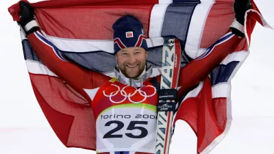 Norway's Kjetil Andre Aamodt celebrates with the Norwegian national flag after winning the gold medal in the Men's Super-G at the Turin 2006 Winter Olympic Games in Sestriere Borgata, Italy Saturday Feb. 18, 2006. (AP Photo/Charles Krupa)