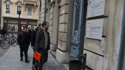 09.02.2026. Predaja podpisov za sklic Zbora občanov Štepanjsko naselje na temo pomanjkanja parkirišč. Foto: Bojan Velikonja