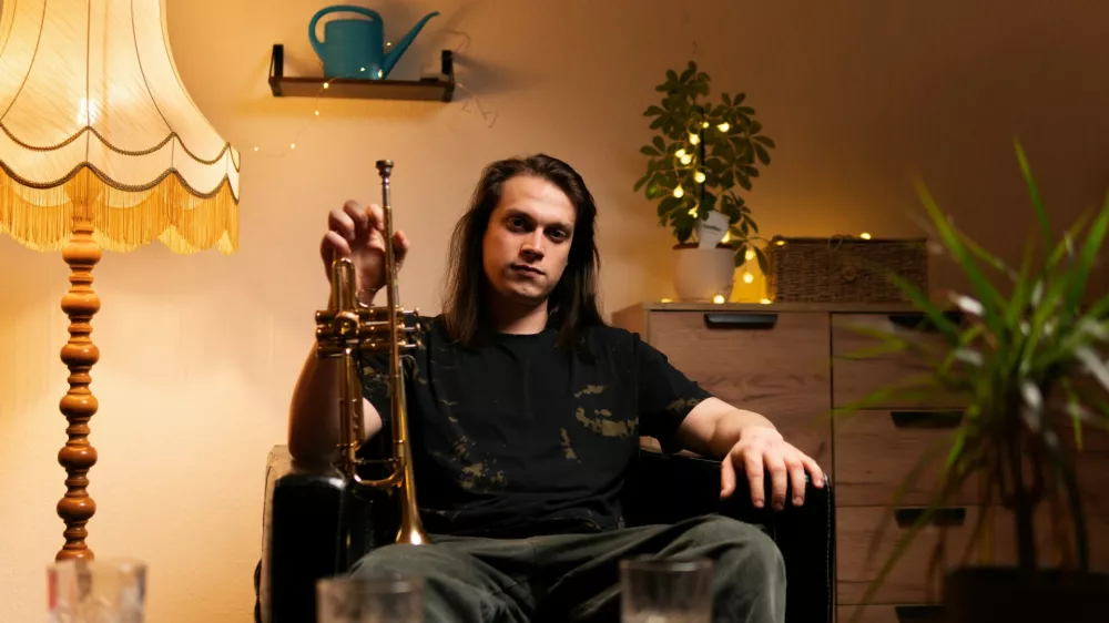 Trobentač in skladatelj Maj Kav&scaron;ek je Ljubljančan, ki &scaron;tudira in ustvarja v Berlinu. Na Zvončke in trobentice prihaja s svojim kvartetom. F Oto Gvardjančič