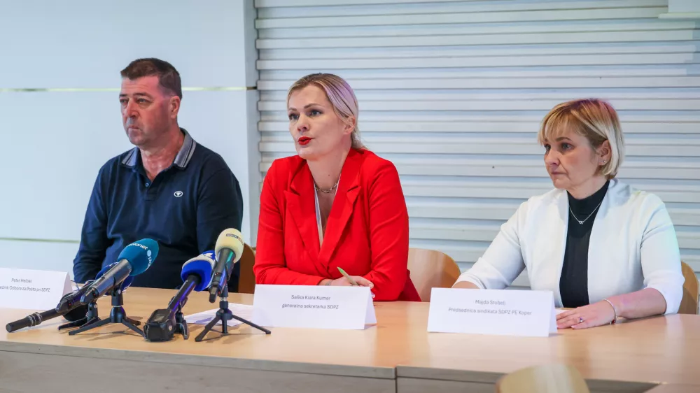 Ljubljana, Dom sindikatov.Sindikat Poste SDPZ PE Koper na novinarski konferenci o prijavi zoper Posto Slovenije zaradi domnevnih ponavljajocih se krsitev delovnopravne zakonodaje, povracilnih ukrepov in suma diskriminacije.Predsednik odbora za posto pri SDPZ Peter Helbel, generalna sekretarka SDPZ Saska Kiara Kumer in predsednica sindikata SDPZ PE Koper Majda Stubelj.