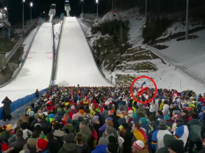 Zajem zaslona, na katerem je jasno vidna zastava, ki je plapolala najvi&scaron;e. / Foto: Zajem Zaslona/tv Slovenija