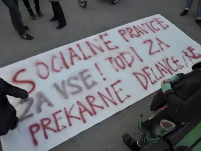 - ilustrativna fotografijatransparent, socialne pravice, prekernost, prekarnost, prekerni delavci, prekarni delavci//FOTO: Tomaž Zajel&scaron;nik