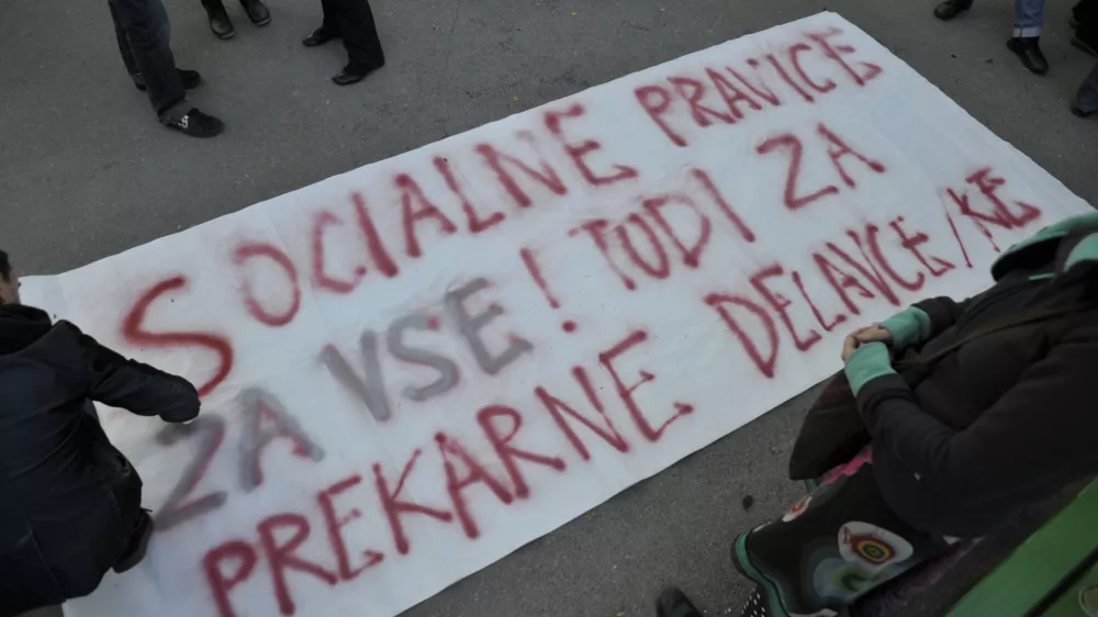 - ilustrativna fotografijatransparent, socialne pravice, prekernost, prekarnost, prekerni delavci, prekarni delavci//FOTO: Tomaž Zajel&scaron;nik