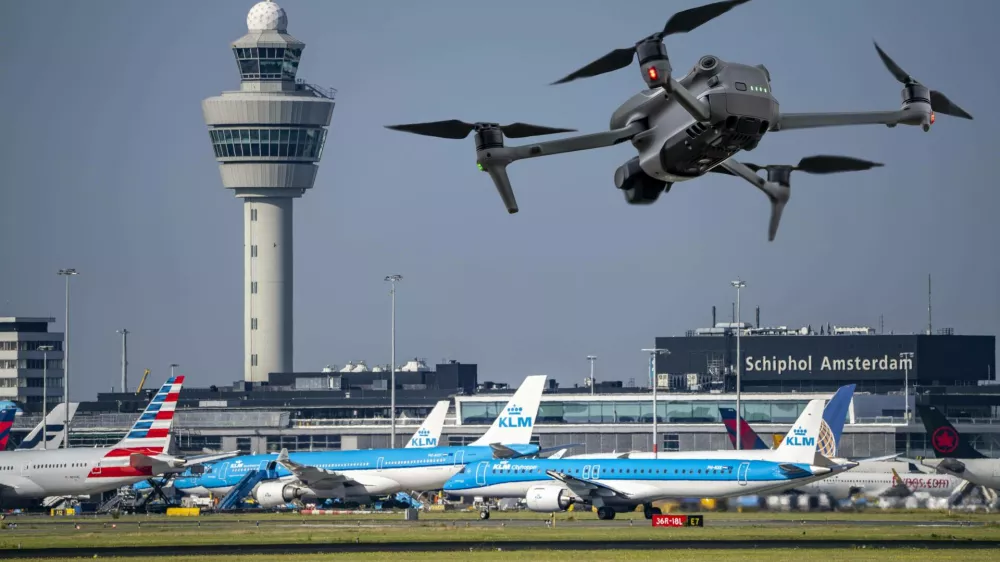 Symbolbild, Fotomontage, Aufkl?rung, Spionage mit Drohnen hier an einem Flughafen, kritische Infrastruktur, Aussp?hen durch Kameradrohnen, Drohnen Flughafen *** Symbolic image, photomontage, reconnaissance, spying with drones here at an airport, critical infrastructure, spying by camera drones, drones airportNo Use Switzerland. No Use Germany. No Use Japan. No Use Austria