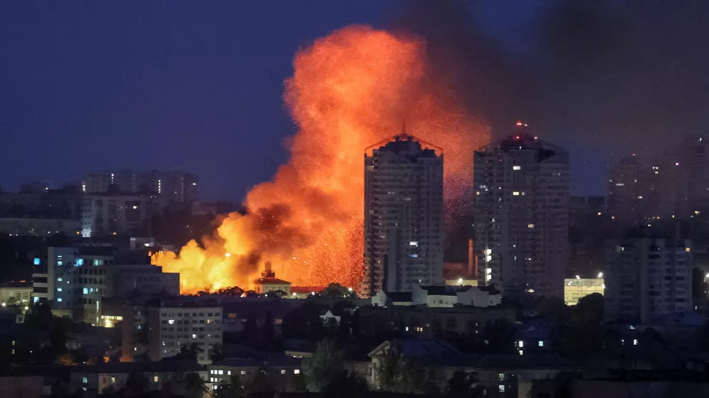 FILE PHOTO: Fire and smoke rise in the aftermath of a Russian drone strike, amid Russia's attack on Ukraine, in Kyiv, Ukraine June 6, 2025. REUTERS/Gleb Garanich/File Photo