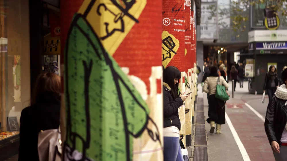 - simbolična fotografija - Knjigarna Konzorcij - Mladinska knjiga - 27. prodajna razstava tujih knjig Frankfurt po Frankfurtu 2012 - telekomunikacije - telefoniranje//FOTO: Bojan Velikonja