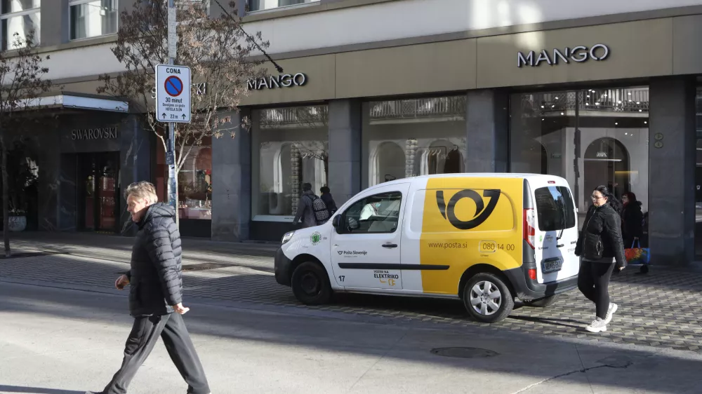 10.12.2025 - Dostavno vozilo na elektriko - električno vozilo - vozilo na električni pogon - Po&scaron;ta slovenijeFoto: Luka Cjuha