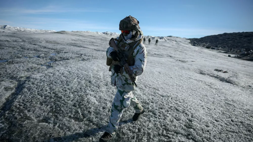 FILE PHOTO: A member of the French armed forces walks on ice during a military drill as Danish, Swedish and Norwegian home guard units together with Danish, German and French troops take part in joint military drills in Kangerlussuaq, Greenland, September 17, 2025. REUTERS/Guglielmo Mangiapane/File Photo / Foto: Guglielmo Mangiapane