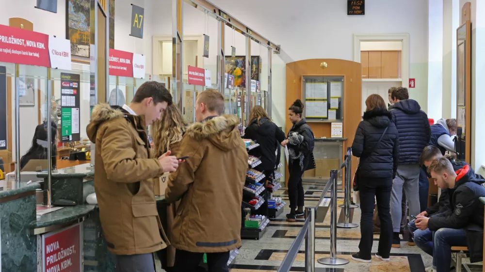 - Po&scaron;ta 1101 Ljubljana &ndash; "Čopova", Slovenska cesta 32. - 11.11.2019 - Po&scaron;ta Slovenije - stavka v po&scaron;tno-logističnih centrih - po&scaron;tni delavci so opolnoči začeli stavko - Sindikat po&scaron;tnih delavcev in vodstvo Po&scaron;te Slovenije namreč nista dosegla dogovora glede zahteve sindikata za zvi&scaron;anje plač. //FOTO: Bojan Velikonja