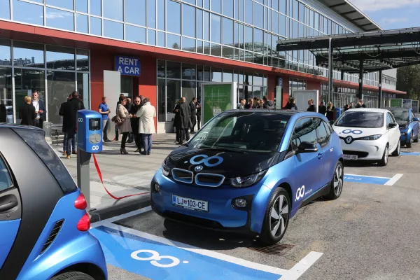 - električna polnilnica za električno vozilo - - polnilna postaja - električna mobilnost -- 12.10.2016 - Aerodrom Ljubljana - Letali&scaron;če Jožeta Pučnika Brnik - avtomobilsko postajali&scaron;če za souporabo električnih vozil Avant2Go - car sharing, e-prevoz na klic - //FOTO: Bojan Velikonja