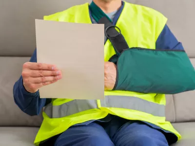 Reading letter about injury and repairman compensation paperwork, insurance, legal contract or lawyer consulting.People,attorney or advocate in negotiation, policy advice or accident report closeup / Foto: Cunaplus_m.faba, Getty Images