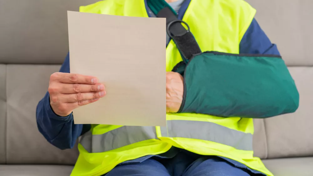 Reading letter about injury and repairman compensation paperwork, insurance, legal contract or lawyer consulting.People,attorney or advocate in negotiation, policy advice or accident report closeup / Foto: Cunaplus_m.faba, Getty Images