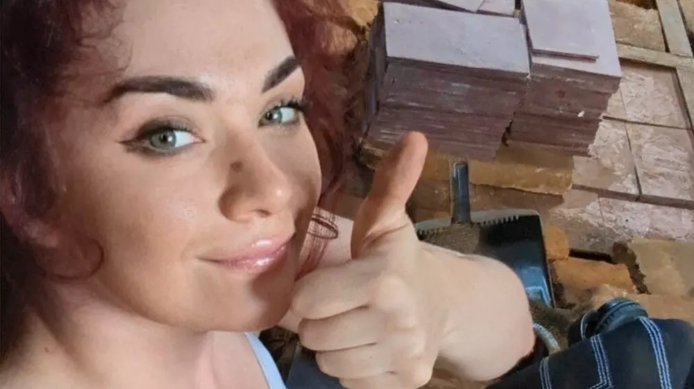 EXCLUSIVE: Story from Jam Press (Downsizing To Narrowboat) Pictured: Video grab - Inside Eleanor Sutcliffe's 50ft narrowboat during an updated tour of her floating home.VIDEO: 'I bought Ł15,000 50ft narrowboat to call home after relationship ended &ndash; it's the best decision I've ever made'A woman who lives aboard a tiny narrowboat says she took the "ultimate leap of faith" by buying it &ndash; and it's paid off.Eleanor Sutcliffe was dealing with the end of a relationship, and had moved out of the home she'd shared with her ex, when she came across the boat on sale via Facebook Marketplace.During the sale of her house, the 28-year-old says she couldn't afford another home in the area where she works."I needed to think outside the box, and I'd always wanted to live on a narrowboat," Eleanor, who is originally from North Wales but now lives in the Birmingham area, told What's The Jam."My parents have always supported any weird ideas I've had, and my dad said he would help me renovate one if we needed to."Neither of us had ever been on a boat before, but he is great at DIY and I've always been quite practical and love to learn new skills."Eleanor, a firefighter, said she is making savings by living on her boat compared to buying or renting a home in Birmingham.She added: "I find the cost is much better &ndash; my overall boat costs including mooring fee, license, insurance and fuel come to just under Ł500 a month."For context, to rent a flat near to where I work, I would be looking at around Ł750 or more for rent alone."Eleanor bought her 50ft-long 1986 Dartline boat in May 2024 for Ł15,000 and then took out a loan to complete the renovation works.She added: "I fell in love with my boat the first time I saw her."She was a bit of a mess, but I loved the thought of trying to restore her back to her former glory."Although the boat needed a full revamp, Eleanor moved in around October 2024, as her house had sold.She said: "I lived in it while we were still building.16 Jan 2026Pictured: Story from Jam Press (Downsizing To Narrowboat) Pictured: Elanor.VIDEO: 'I bought Ł15,000 50ft narrowboat to call home after relationship ended &ndash; it's the best decision I've ever made'A woman who lives aboard a tiny narrowboat says she took the "ultimate leap of faith" by buying it &ndash; and it's paid off.Eleanor Sutcliffe was dealing with the end of a relationship, and had moved out of the home she'd shared with her ex, when she came across the boat on sale via Facebook Marketplace.During the sale of her house, the 28-year-old says she couldn't afford another home in the area where she works."I needed to think outside the box, and I'd always wanted to live on a narrowboat," Eleanor, who is originally from North Wales but now lives in the Birmingham area, told What's The Jam."My parents have always supported any weird ideas I've had, and my dad said he would help me renovate one if we needed to."Neither of us had ever been on a boat before, but he is great at DIY and I've a.,Image: 1066470256, License: Rights-managed, Restrictions: NO Australia, Germany, Norway, South Korea, Sweden, United Kingdom, United States, Unknown Country, Model Release: no