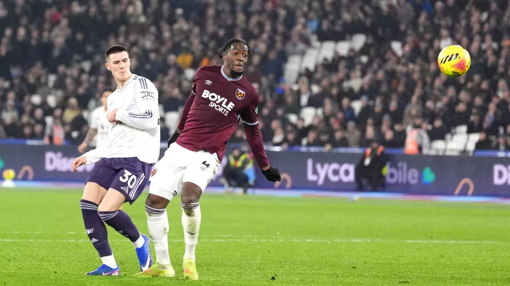 10 February 2026, United Kingdom, London: Manchester United's Benjamin Sesko (L) scores his side's first goal during the English Premier League soccer match between West Ham United and Manchester United at the London Stadium. Photo: Adam Davy/PA Wire/dpa