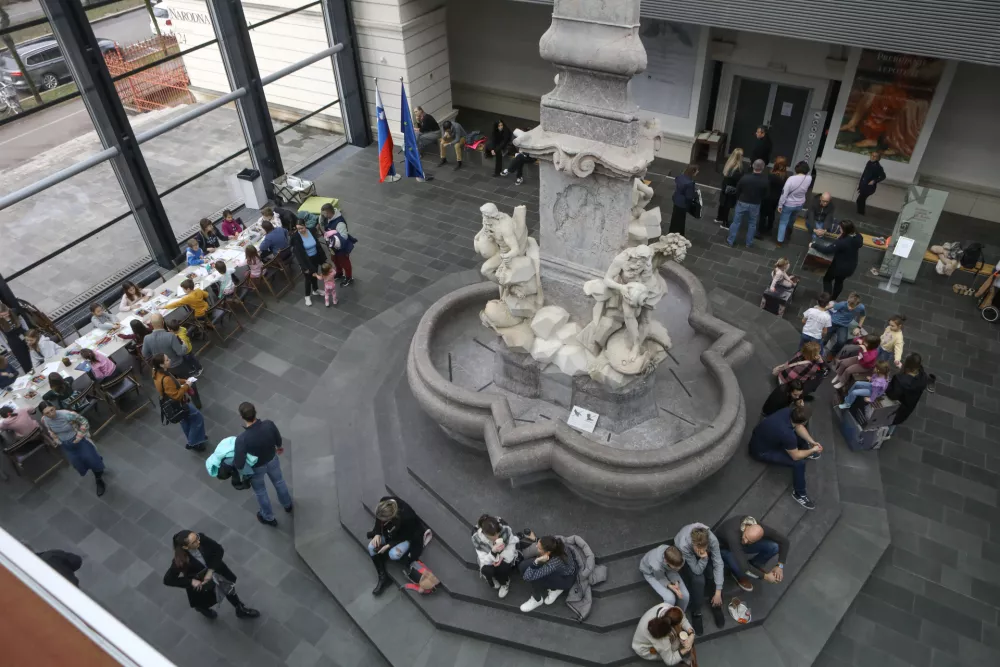 Kofetarica je kavo zamenjala za brzostrelko