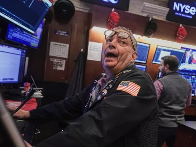Trader Jonathan Mueller works on the floor of the New York Stock Exchange, Tuesday, Feb. 10, 2026. (AP Photo/Richard Drew) / Foto: Richard Drew