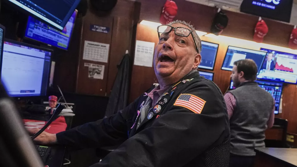 Trader Jonathan Mueller works on the floor of the New York Stock Exchange, Tuesday, Feb. 10, 2026. (AP Photo/Richard Drew) / Foto: Richard Drew