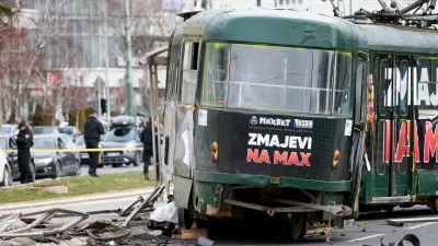 12.02.2026., Sarajevo, Bosna i Hercegovina - Na glavnoj gradskoj prometnici, u ulici Zmaja od Bosne tramvaj je iskocio iz tracnica pri cemu je ostecena i tramvajska stanica. Hitne sluzbe su na terenu, u nesreci je ozlijedjeno nekoliko osoba. Photo: Armin Durgut/PIXSELL