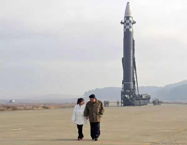 HANDOUT - 18 November 2022, North Korea, ---: A picture provided by the North Korean state news agency (KCNA) on 19 November 2022 shows North Korean leader Kim Jong-un (R)&nbsp;walking accompanied by his daughter during the launching of Hwasong-17 intercontinental ballistic missiles. Photo: -/KCNA/dpa - ACHTUNG: Nur zur redaktionellen Verwendung im Zusammenhang mit der aktuellen Berichterstattung und nur mit vollst&auml;ndiger Nennung des vorstehenden Credits