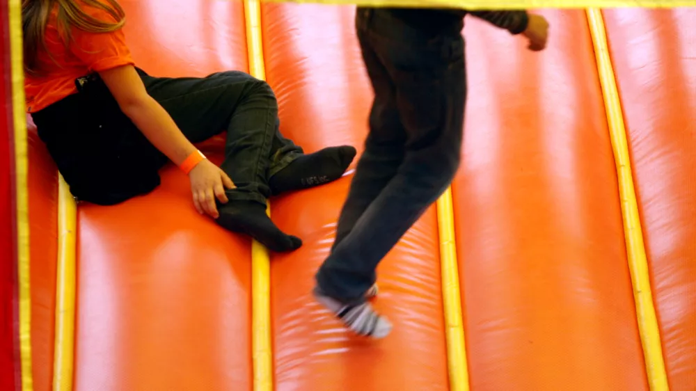 - ilustrativna fotografija - nasilje med otroci - napihljiv grad za skakanje - otro&scaron;ka igra - otroci//FOTO: Bojan Velikonja