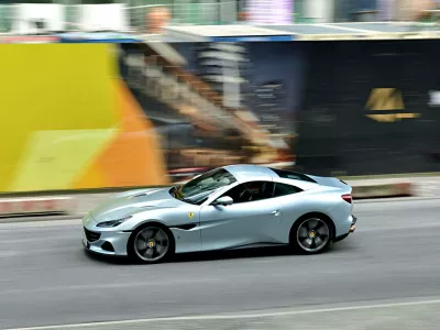 5.10.2024 Autos f?r Reiche Symbol. Luxus Ein Ferrari Portofino f?hrt durch das Frankfurter Bankenviertel. Frankfurt am Main Innenstadt Hessen Deutschland *** 5 10 2024 Cars for the rich Symbol of luxury A Ferrari Portofino drives through Frankfurts banking district Frankfurt am Main city center Hesse GermanyNo Use Switzerland. No Use Germany. No Use Japan. No Use Austria