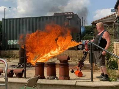 Ian Claughton je na dvori&scaron;ču domače hi&scaron;e tako preizku&scaron;al doma narejen metalec ognja. 