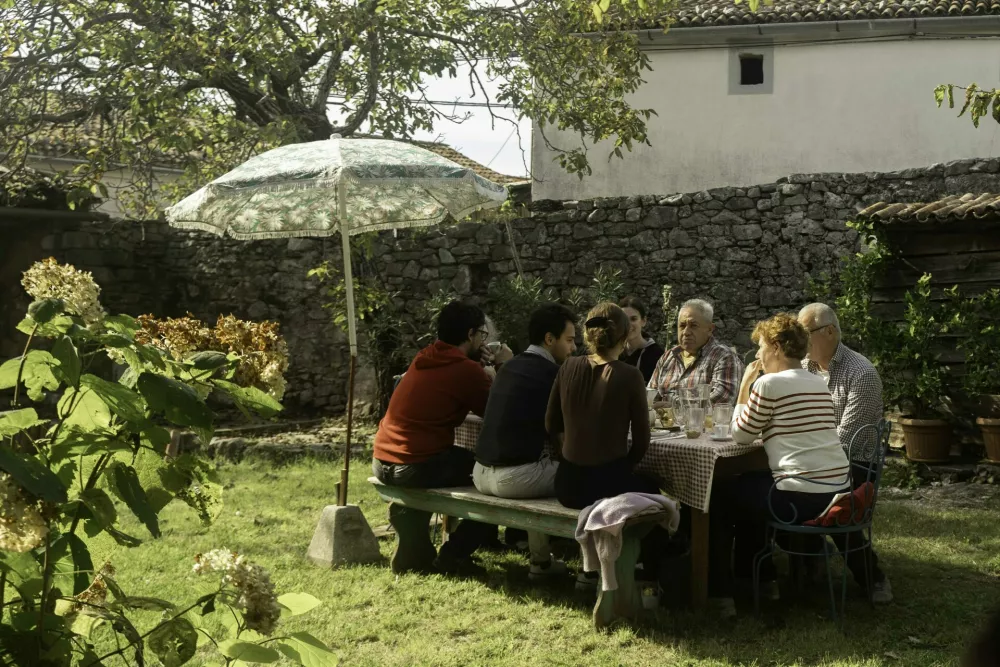Založni&scaron;tvo kot most, hi&scaron;a na Volčjem Gradu kot prostor jezika