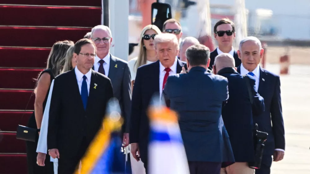 U.S. President Donald Trump walks with Israeli President Isaac Herzog, Israeli Prime Minister Benjamin Netanyahu and others at Ben Gurion International airport, on the day Israeli hostages are released by Hamas and Palestinian prisoners by Israel after a ceasefire went into effect under the first phase of a U.S.-brokered agreement, in Lod, Israel October 13, 2025. REUTERS/Yossi Zeliger  ISRAEL OUT. NO COMMERCIAL OR EDITORIAL SALES IN ISRAEL