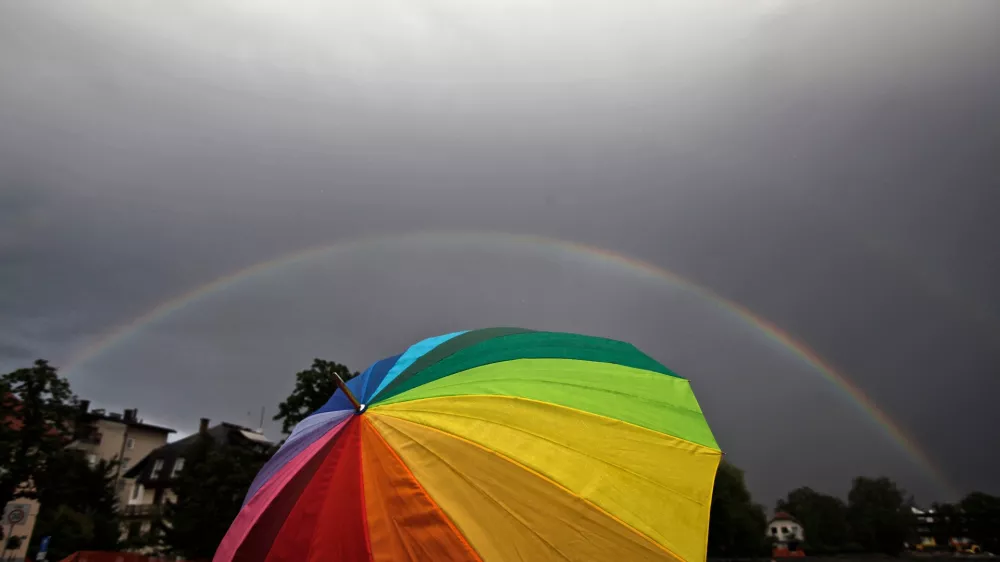 - Mavrica, dež, nevihta, dežnik- Reportaža POLETJE //FOTO: Luka CjuhaOPOMBA: ZA OBJAVO ZA OBJAVO V PRILOGI &ndash; DNEVNIKOV OBJEKTIV - REPORTAŽA