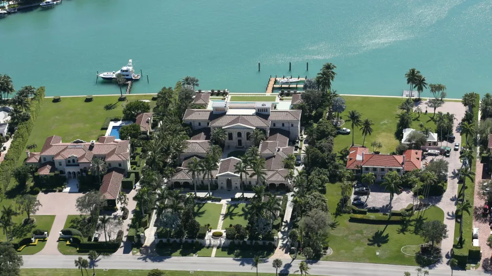 161532, Elle Macpherson and her husband, Miami-based hotel heir and billionaire Jeffrey Soffer, live in this $20 million waterfront home. Soffer originally purchased the property in July of 2000 for $5.3 million and had the nearly 25,600 square foot, 9 bedroom, 11 bathroom Mediterranean estate custom built for himself and his first wife Kimberly, whom he later divorced.. Miami, Florida - Thursday February 2, 2017., Credit:Pacific Coast News / Thibault Monnier,Image: 315138100, License: Rights-managed, Restrictions: Supplied by PacificCoastNews. Los Angeles Office (PCN): +1 310.822.0419 UK Office (Avalon): +44 (0) 20 7421 6000 sales@pacificcoastnews.com FEE MUST BE AGREED PRIOR TO USAGE, Model Release: no