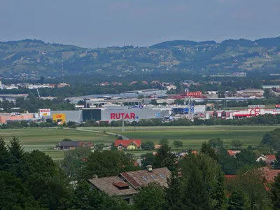 Bolj kot za resne grožnje o selitvi gre verjetno za pritisk na politične stranke