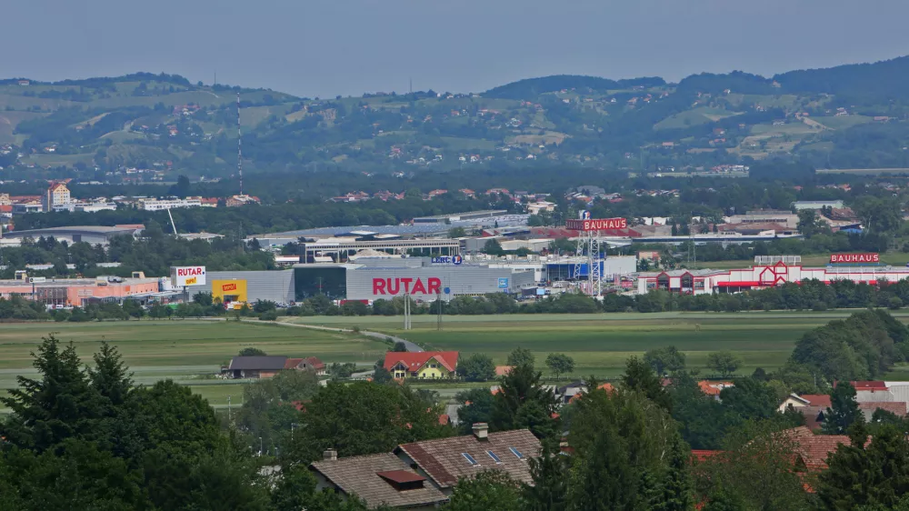 Bolj kot za resne grožnje o selitvi gre verjetno za pritisk na politične stranke