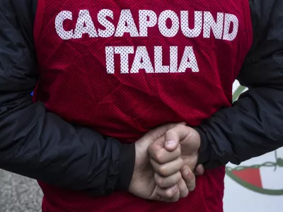 - povorka neofa&scaron;istov po gori&scaron;kih ulicah - Italijanska neofa&scaron;istična skupina CasaPound  - 23.05.2015 Gorica - Fa&scaron;istični in antifa&scaron;istični shod ob 100. obletnici vstopa Italije v 1. svetovno vojno pod geslom "Nekateri Italijani se ne predajo!", da bi slavili vojno ter smrti milijonov izkoristili za lastno promocijo - italijansko fa&scaron;istično gibanje Casa Pound izvedlo shod v Gorici in drugi protifa&scaron;istični antimilitaristični shod kot odgovor na shod fa&scaron;ističnega gibanja v organizaciji deželnega protifa&scaron;ističnega laboratorija kot miroljubno protimanifestacijo - zborovanje - prtestni shod - nacionalne demonstracije - manifestacija //FOTO: Jaka Gasar