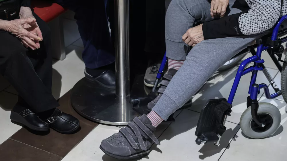 - 05.12.2025 - Robert Golob je obiskal Dom Starej&scaron;ih Občanov &Scaron;i&scaron;ka- starost, starostniki, dolgotrajna oskrba//FOTO: Jaka Gasar