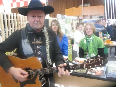 Milan Kamnik, koro&scaron;ki kantautor, je predstavitev Koro&scaron;ke oplemenitil s svojimi originalnimi pesmimi. Tako je Koro&scaron;ka ko&scaron;ta pri&scaron;la &scaron;e bolj do izraza, in med drugimi jedmi je &scaron;e posebej grela r'pičeva župa skuhana v Gostilni Lečnik, postregel jo je Andraž, mladi birt stare gostilne v centru Raven na Koro&scaron;kem. 