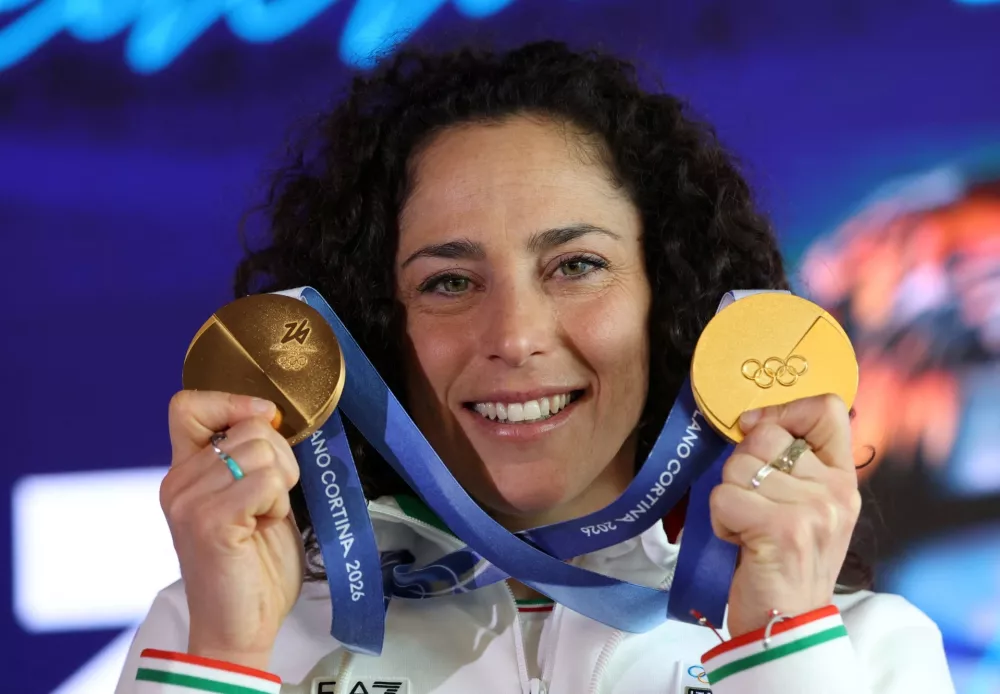 Italy's alpine skier Federica Brignone shows her two gold medals after a press conference in Cortina d'Ampezzo, Italy, February 16, 2026. REUTERS/Leonhard Foeger / Foto: Leonhard Foeger