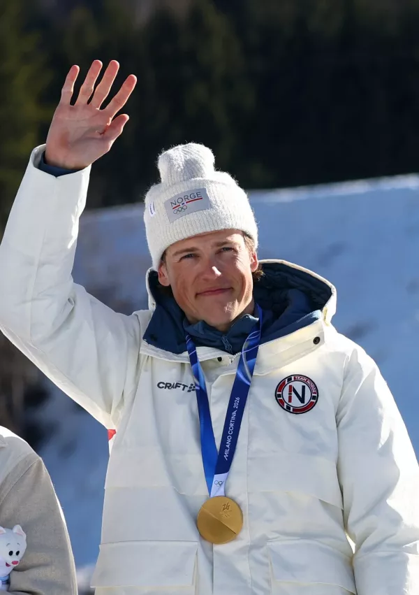 Milano Cortina 2026 Olympics - Cross-Country Skiing - Men's 4 x 7.5km Relay Victory Ceremony - Tesero Cross-Country Skiing Stadium, Lago, Italy - February 15, 2026. Gold medallist Johannes Hoesflot Klaebo of Norway celebrates on the podium after winning the Men's 4 x 7.5km Relay with Team Norway REUTERS/Kai Pfaffenbach / Foto: Kai Pfaffenbach