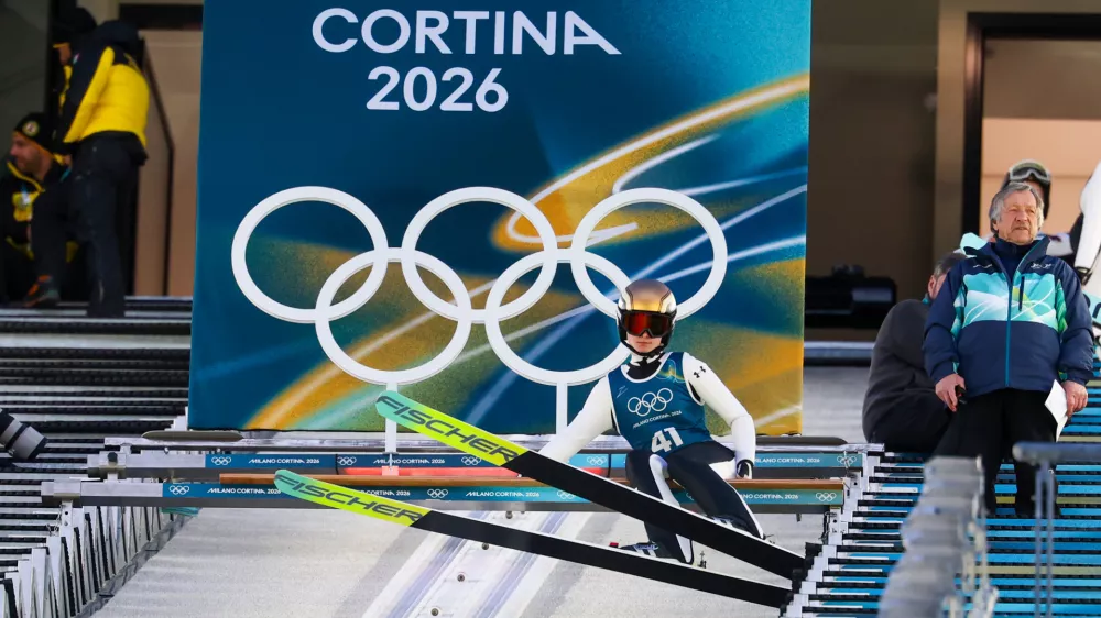 Italija, Predazzo.Zimske olimpijske igre 2026.Smucarski skoki, zenski trening na veliki skakalnici.Slovenska skakalka Nika Vodan.