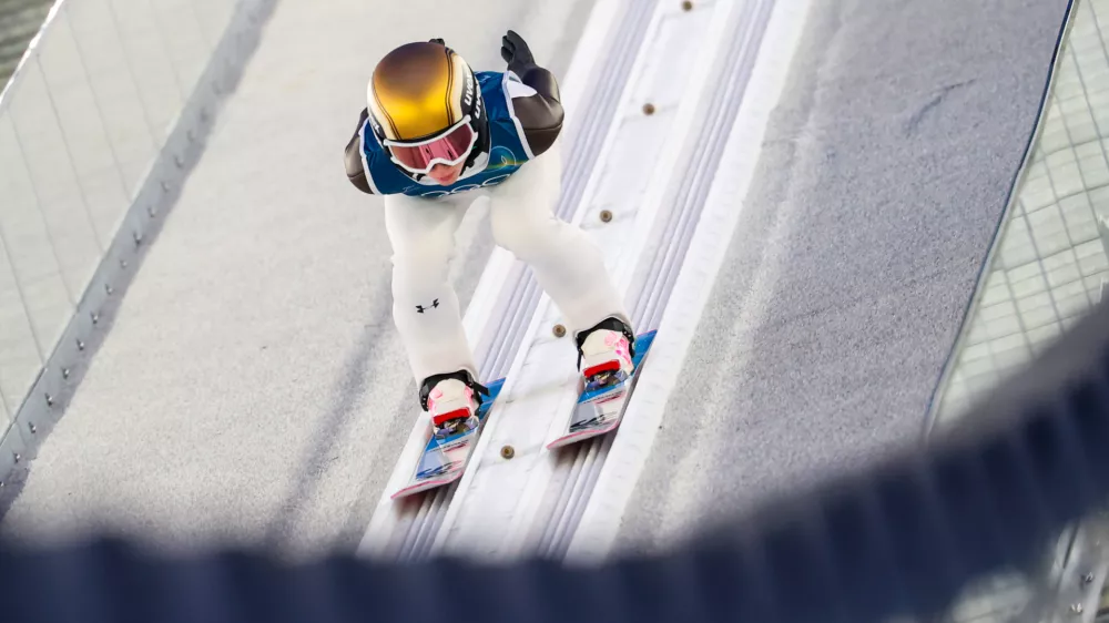 Italija, Predazzo.Zimske olimpijske igre 2026.Smucarski skoki, zenski trening na veliki skakalnici.Slovenska skakalka Nika Prevc.