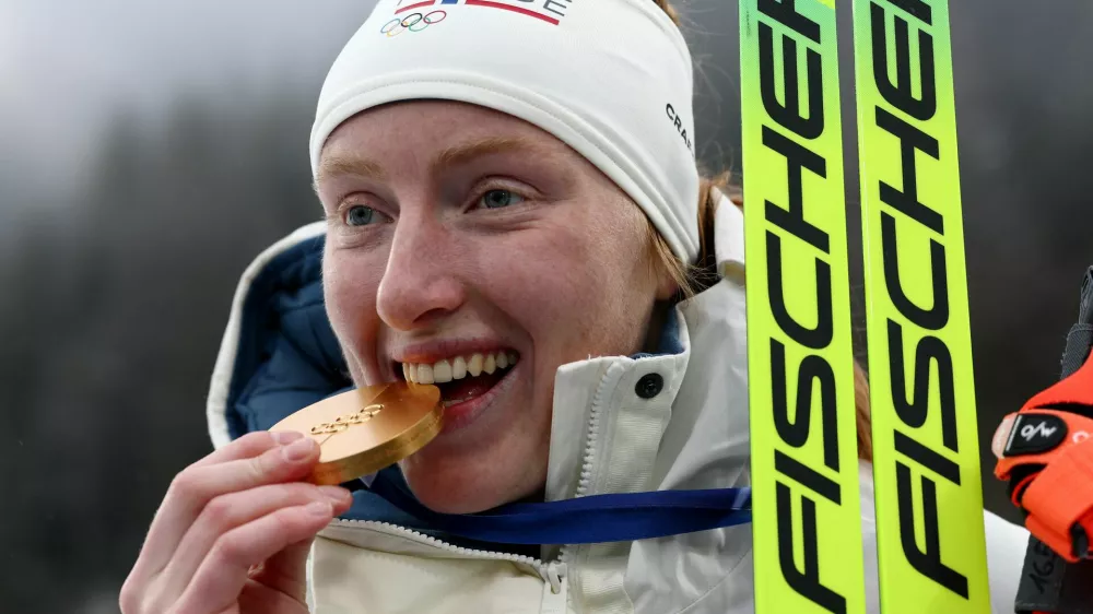 Milano Cortina 2026 Olympics - Biathlon - Women's 7.5km Sprint Victory Ceremony - Anterselva Biathlon Arena, South Tyrol, Italy - February 14, 2026. Gold medallist Maren Kirkeeide of Norway poses with her medal on the podium after winning the Women's 7.5km Sprint REUTERS/Eloisa Lopez