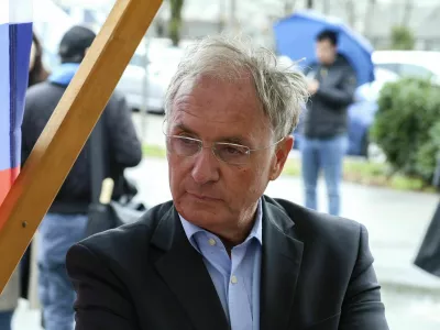 Ale&scaron; Hojs- 13.03.2025 - Janez Jan&scaron;a oddal svoj podpis PROTI PRIVILEGIJEM na Upravni enoti, Linhartova //FOTO: Jaka Gasar