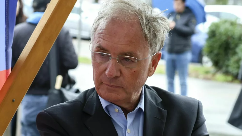 Ale&scaron; Hojs- 13.03.2025 - Janez Jan&scaron;a oddal svoj podpis PROTI PRIVILEGIJEM na Upravni enoti, Linhartova //FOTO: Jaka Gasar